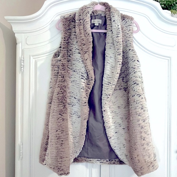 CHARLIE PAIGE WHITE, GREY FAUX FUR VEST | NWOT | NO FLAWS | SIZE SMALL - Picture 1 of 7